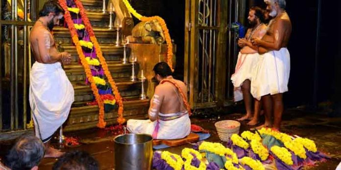 ശബരിമലയില് 5000 പേര്ക്ക് ഇനിമുതല് ദര്ശനം ; ബുക്കിംഗ് ആരംഭിച്ചു ശബരിമലയില് 5000 പേര്ക്ക് ഇനിമുതല് ദര്ശനം ; ബുക്കിംഗ് ആരംഭിച്ചു