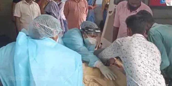 ഗൃഹനാഥന് തീകൊളുത്തി ജീവനൊടുക്കാന് ശ്രമിച്ചു ; തടയാന് ശ്രമിച്ച ഭാര്യയ്ക്കും എസ്ഐക്കും പൊള്ളലേറ്റു ഗൃഹനാഥന് തീകൊളുത്തി ജീവനൊടുക്കാന് ശ്രമിച്ചു ; തടയാന് ശ്രമിച്ച ഭാര്യയ്ക്കും എസ്ഐക്കും പൊള്ളലേറ്റു