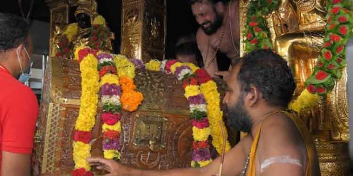 കലിയുഗവരദന് തങ്ക അങ്കി ചാര്ത്തിയുള്ള മണ്ഡലപൂജ ശനിയാഴ്ച ; ശബരിമല ഭക്തി സാന്ദ്രം കലിയുഗവരദന് തങ്ക അങ്കി ചാര്ത്തിയുള്ള മണ്ഡലപൂജ ശനിയാഴ്ച ; ശബരിമല ഭക്തി സാന്ദ്രം