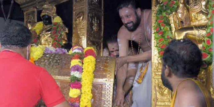 മകര വിളക്ക് വരെ ദര്ശനത്തിനുള്ള ഓണ്ലൈന് ബുക്കിംഗ് പൂര്ത്തിയായി മകര വിളക്ക് വരെ ദര്ശനത്തിനുള്ള ഓണ്ലൈന് ബുക്കിംഗ് പൂര്ത്തിയായി