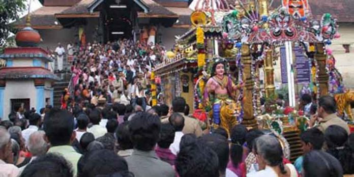 തങ്കയങ്കിയും വഹിച്ചുകൊണ്ടുള്ള ഘോഷയാത്ര ആറന്മുള ക്ഷേത്രത്തിൽ നിന്നും പുറപ്പെട്ടു തങ്കയങ്കിയും വഹിച്ചുകൊണ്ടുള്ള ഘോഷയാത്ര ആറന്മുള ക്ഷേത്രത്തിൽ നിന്നും പുറപ്പെട്ടു