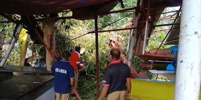 ശബരിമലയില് മരം വീണ് പരിക്കേറ്റ ഹോട്ടല് ജീവനക്കാരന്സഹായവുമായി ഫയര്ഫോഴ്സും പോലീസും ശബരിമലയില് മരം വീണ് പരിക്കേറ്റ ഹോട്ടല് ജീവനക്കാരന്സഹായവുമായി ഫയര്ഫോഴ്സും പോലീസും
