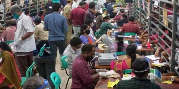 തലസ്ഥാനത്തെ പഞ്ചായത്തുകളില് ഇരു മുന്നണികളും ഒപ്പത്തിനൊപ്പം മുന്നേറുന്നു തലസ്ഥാനത്തെ പഞ്ചായത്തുകളില് ഇരു മുന്നണികളും ഒപ്പത്തിനൊപ്പം മുന്നേറുന്നു