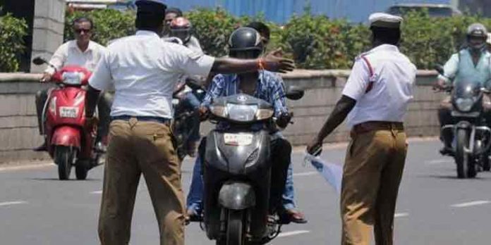 മൂന്ന് പേരുമായി ഇരുചക്രവാഹനം ഓടിച്ച വിദ്യാര്ത്ഥി ചെന്നുപെട്ടത് ഗതാഗത മന്ത്രിയുടെ മുന്നില് ; വാഹന ഉടമയുടെ ലൈസന്സ് റദ്ദാക്കാന് നടപടി മൂന്ന് പേരുമായി ഇരുചക്രവാഹനം ഓടിച്ച വിദ്യാര്ത്ഥി ചെന്നുപെട്ടത് ഗതാഗത മന്ത്രിയുടെ മുന്നില് ; വാഹന ഉടമയുടെ ലൈസന്സ് റദ്ദാക്കാന് നടപടി