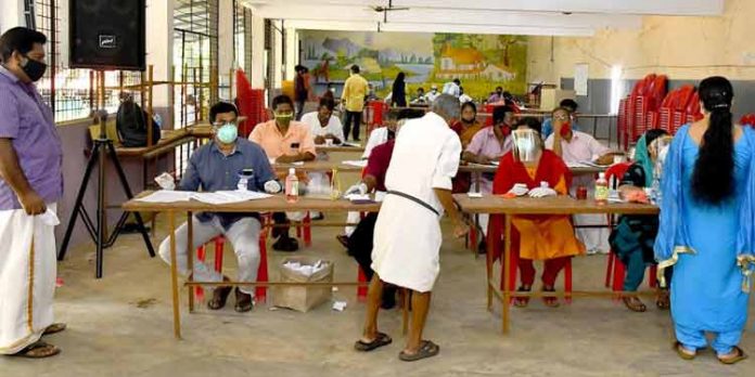 വോട്ടിംഗ് മെഷിനുകള്ക്ക് സംഭവിച്ച തകരാറുകള് ഞൊടിയിടയില് പരിഹരിച്ച് പ്രത്യേക ടീം വോട്ടിംഗ് മെഷിനുകള്ക്ക് സംഭവിച്ച തകരാറുകള് ഞൊടിയിടയില് പരിഹരിച്ച് പ്രത്യേക ടീം