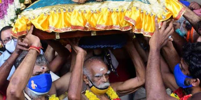 സംക്രമസന്ധ്യയില് അയ്യപ്പന് ചാര്ത്താനുള്ള തിരുവാഭരണവും വഹിച്ചുള്ള ഘോഷയാത്ര സന്നിധാനത്ത് സംക്രമസന്ധ്യയില് അയ്യപ്പന് ചാര്ത്താനുള്ള തിരുവാഭരണവും വഹിച്ചുള്ള ഘോഷയാത്ര സന്നിധാനത്ത്