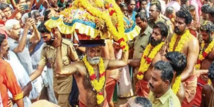 തിരുവാഭരണ ഘോഷയാത്ര പന്തളത്ത് നിന്ന് ഇന്ന് ഒരു മണിക്ക് പുറപ്പെടും ; പന്തളം നഗരസഭാ പരിധിയില് ഇന്ന് പ്രാദേശിക അവധി തിരുവാഭരണ ഘോഷയാത്ര പന്തളത്ത് നിന്ന് ഇന്ന് ഒരു മണിക്ക് പുറപ്പെടും ; പന്തളം നഗരസഭാ പരിധിയില് ഇന്ന് പ്രാദേശിക അവധി