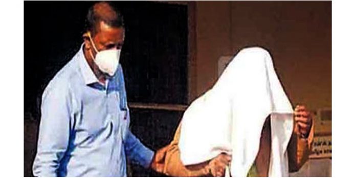 എംസാന്ഡ് കൊണ്ടു പോകാനായി മാസം 40,000 രൂപ ; കൈക്കൂലി വാങ്ങുന്നതിനിടയില് പോലീസ് ഇന്സ്പെക്ടറെ വിജിലന്സ് അറസ്റ്റു ചെയ്തു എംസാന്ഡ് കൊണ്ടു പോകാനായി മാസം 40,000 രൂപ ; കൈക്കൂലി വാങ്ങുന്നതിനിടയില് പോലീസ് ഇന്സ്പെക്ടറെ വിജിലന്സ് അറസ്റ്റു ചെയ്തു