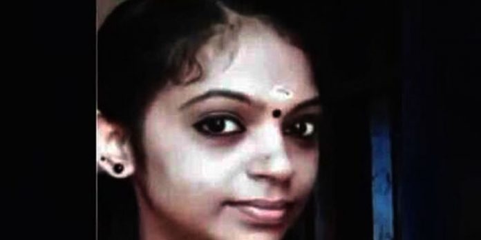 യുവതി കടലില്ചാടി മരിച്ച സംഭവത്തില് ദുരൂഹത ; ബന്ധുക്കള് പോലീസില് പരാതി നല്കി യുവതി കടലില്ചാടി മരിച്ച സംഭവത്തില് ദുരൂഹത ; ബന്ധുക്കള് പോലീസില് പരാതി നല്കി