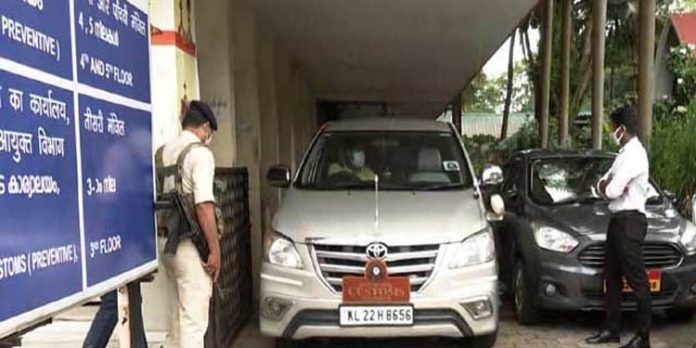 പ്രോട്ടോക്കോള് ഓഫിസറെ കസ്റ്റംസ് മര്ദിച്ചതായി ഇടത് സംഘടന ഡിജിപിക്ക് പരാതി നല്കി പ്രോട്ടോക്കോള് ഓഫിസറെ കസ്റ്റംസ് മര്ദിച്ചതായി ഇടത് സംഘടന ഡിജിപിക്ക് പരാതി നല്കി