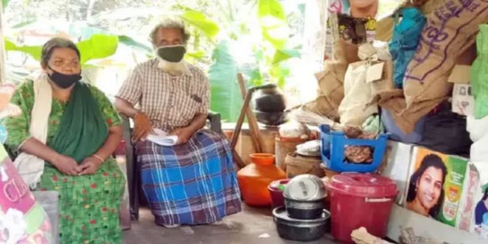 വയോധികരായ ദമ്പതികളെ വീട്ടുടമ വാടകവീട്ടില് നിന്നും ഇറക്കിവിട്ടു വയോധികരായ ദമ്പതികളെ വീട്ടുടമ വാടകവീട്ടില് നിന്നും ഇറക്കിവിട്ടു