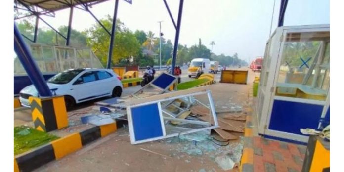 ഇന്നലെ ഉദ്ഘാടനം ചെയ്ത് ആലപ്പുഴ ബൈപാസില് അപകടം ; തടിയുമായെത്തിയ ലോറി ടോള് ബൂത്ത് തകര്ത്തു ഇന്നലെ ഉദ്ഘാടനം ചെയ്ത് ആലപ്പുഴ ബൈപാസില് അപകടം ; തടിയുമായെത്തിയ ലോറി ടോള് ബൂത്ത് തകര്ത്തു