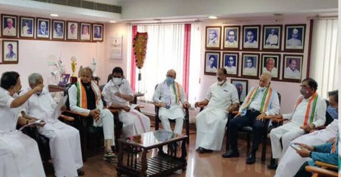 കോണ്ഗ്രസ് തിരഞ്ഞെടുപ്പ് മേല്നോട്ട സമിതി യോഗം ; യുവാക്കളുടെ പ്രശ്നങ്ങള് ചര്ച്ച ചെയ്യാന് തരൂരിന് ചുമതല കോണ്ഗ്രസ് തിരഞ്ഞെടുപ്പ് മേല്നോട്ട സമിതി യോഗം ; യുവാക്കളുടെ പ്രശ്നങ്ങള് ചര്ച്ച ചെയ്യാന് തരൂരിന് ചുമതല