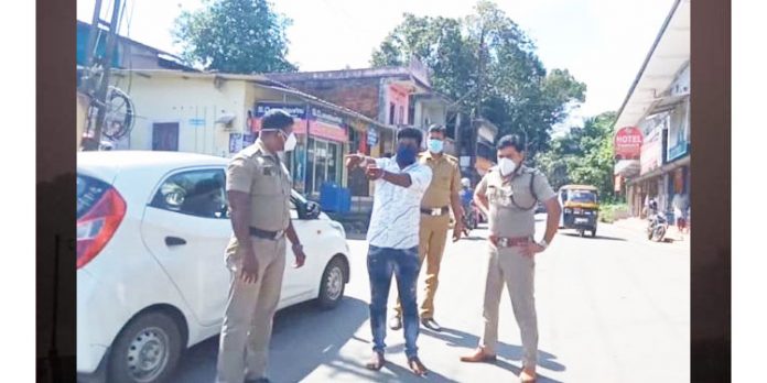 പ്രവാസിയായ വീട്ടമ്മയെ ആക്രമിച്ച കേസില് അറസ്റ്റിലായ പ്രതിയെ സംഭവ സ്ഥലത്തെത്തിച്ച് തെളിവെടുപ്പ് നടത്തി പ്രവാസിയായ വീട്ടമ്മയെ ആക്രമിച്ച കേസില് അറസ്റ്റിലായ പ്രതിയെ സംഭവ സ്ഥലത്തെത്തിച്ച് തെളിവെടുപ്പ് നടത്തി