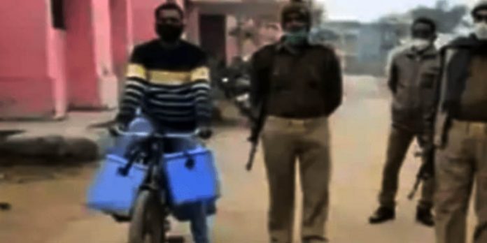 മോദിയുടെ മണ്ഡലത്തില് കോവിഡ് വാക്സിന് എത്തിച്ചത് സൈക്കിളില് മോദിയുടെ മണ്ഡലത്തില് കോവിഡ് വാക്സിന് എത്തിച്ചത് സൈക്കിളില്