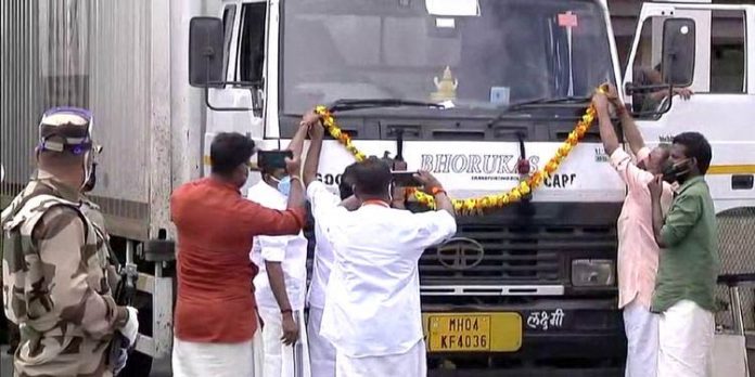 25 പെട്ടി കോവിഡ് വാക്സിനുകളുമായി ആദ്യ വിമാനം നെടുമ്പാശേരിയില് 25 പെട്ടി കോവിഡ് വാക്സിനുകളുമായി ആദ്യ വിമാനം നെടുമ്പാശേരിയില്