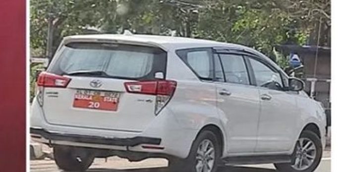 മന്ത്രി കെ ടി ജലീലിന്റെ വാഹനം ഇടിച്ച് ഇരുചക്ര വാഹന യാത്രികര്ക്ക് പരിക്ക് മന്ത്രി കെ ടി ജലീലിന്റെ വാഹനം ഇടിച്ച് ഇരുചക്ര വാഹന യാത്രികര്ക്ക് പരിക്ക്
