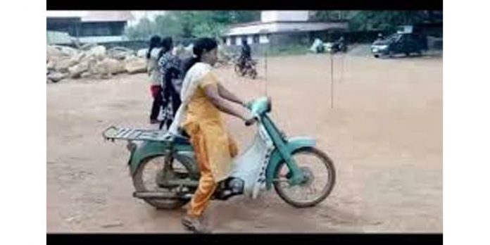 ഡ്രൈവിംഗ് ടെസ്റ്റ് പാസാകുന്നവര്ക്ക് വാഹനം ഓടിക്കാന് അറിയില്ല ; പുതിയ നടപടികളുമായി മോട്ടോര് വാഹന വകുപ്പ് ഡ്രൈവിംഗ് ടെസ്റ്റ് പാസാകുന്നവര്ക്ക് വാഹനം ഓടിക്കാന് അറിയില്ല ; പുതിയ നടപടികളുമായി മോട്ടോര് വാഹന വകുപ്പ്
