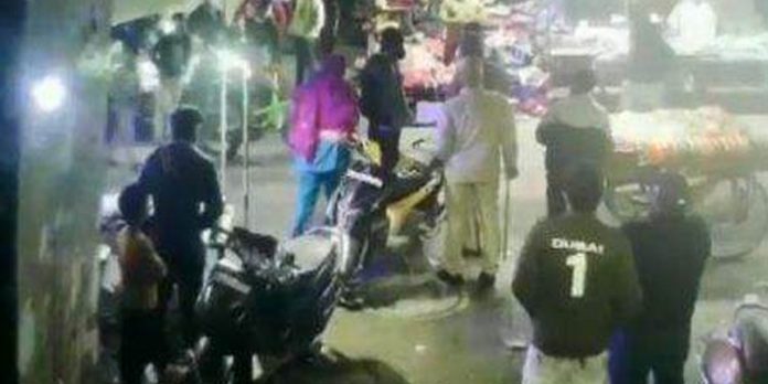 പോലീസുകാരെ കത്തികൊണ്ട് കുത്തി, നടുറോഡില് വെടിവെപ്പ് പോലീസുകാരെ കത്തികൊണ്ട് കുത്തി, നടുറോഡില് വെടിവെപ്പ്