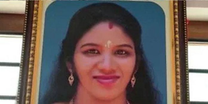 ഉത്രവധക്കേസ് : തൊണ്ടി മുതല് സാക്ഷികള് തിരിച്ചറിഞ്ഞു ഉത്രവധക്കേസ് : തൊണ്ടി മുതല് സാക്ഷികള് തിരിച്ചറിഞ്ഞു