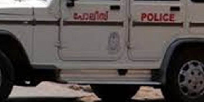 തലസ്ഥാനത്ത് പെണ്കുട്ടിയെ പീഡിപ്പിക്കാന് ശ്രമിച്ചെന്ന പരാതിയില് പോലീസ് ഉദ്യോഗസ്ഥനെ സസ്പെന്ഡ് ചെയ്തു തലസ്ഥാനത്ത് പെണ്കുട്ടിയെ പീഡിപ്പിക്കാന് ശ്രമിച്ചെന്ന പരാതിയില് പോലീസ് ഉദ്യോഗസ്ഥനെ സസ്പെന്ഡ് ചെയ്തു