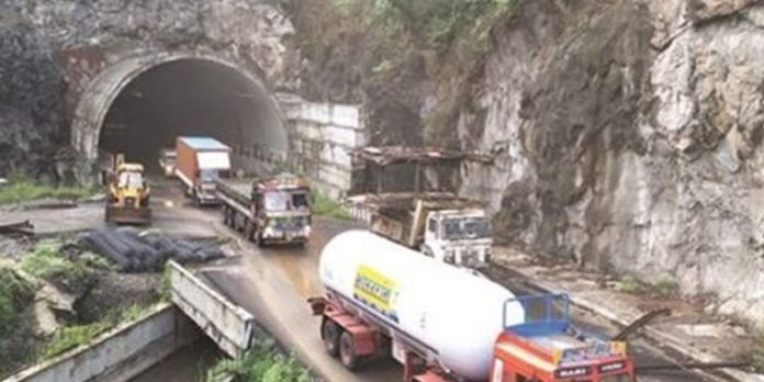 കുതിരാന് ടണല് നിര്മാണത്തില് വിദഗ്ധ സമിതിയുടെ റിപ്പോര്ട്ട് സമര്പ്പിക്കാന് ഹൈക്കോടതി നിര്ദേശം കുതിരാന് ടണല് നിര്മാണത്തില് വിദഗ്ധ സമിതിയുടെ റിപ്പോര്ട്ട് സമര്പ്പിക്കാന് ഹൈക്കോടതി നിര്ദേശം
