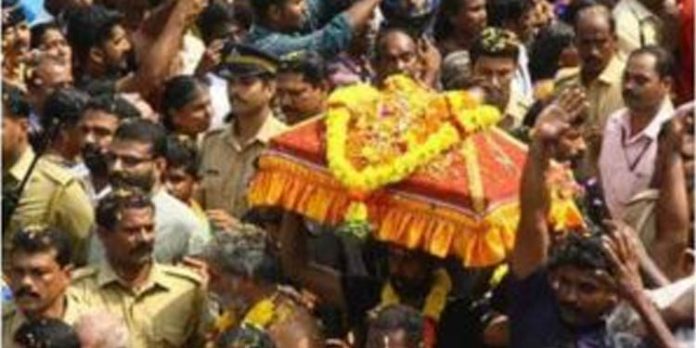 ശബരിമല സന്നിധാനത്തേക്കുള്ള തിരുവാഭരണ ഘോഷയാത്രയില് പങ്കെടുക്കുന്നവര്ക്ക് കൊവിഡ് പരിശോധന സൗജന്യമാക്കാന് തീരുമാനം ശബരിമല സന്നിധാനത്തേക്കുള്ള തിരുവാഭരണ ഘോഷയാത്രയില് പങ്കെടുക്കുന്നവര്ക്ക് കൊവിഡ് പരിശോധന സൗജന്യമാക്കാന് തീരുമാനം