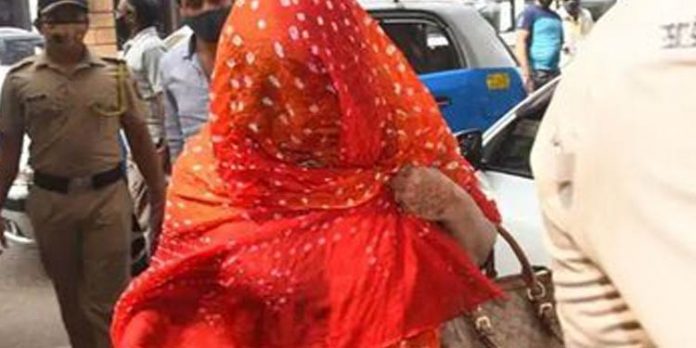ലഹരി മാഫിയയുമായി ബന്ധo : തെലുങ്ക് നടി ശ്വേത കുമാരിയെ എന്.സി.ബി. അറസ്റ്റ് ചെയ്തു ലഹരി മാഫിയയുമായി ബന്ധo : തെലുങ്ക് നടി ശ്വേത കുമാരിയെ എന്.സി.ബി. അറസ്റ്റ് ചെയ്തു
