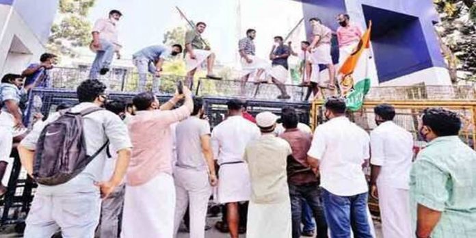 വയനാട് മെഡിക്കല് കോളജ് ഉടന് പ്രാവര്ത്തികമാക്കണമെന്ന് ആവശ്യപ്പെട്ടുള്ള യൂത്ത് കോണ്ഗ്രസ് മാര്ച്ചില് സംഘര്ഷം വയനാട് മെഡിക്കല് കോളജ് ഉടന് പ്രാവര്ത്തികമാക്കണമെന്ന് ആവശ്യപ്പെട്ടുള്ള യൂത്ത് കോണ്ഗ്രസ് മാര്ച്ചില് സംഘര്ഷം