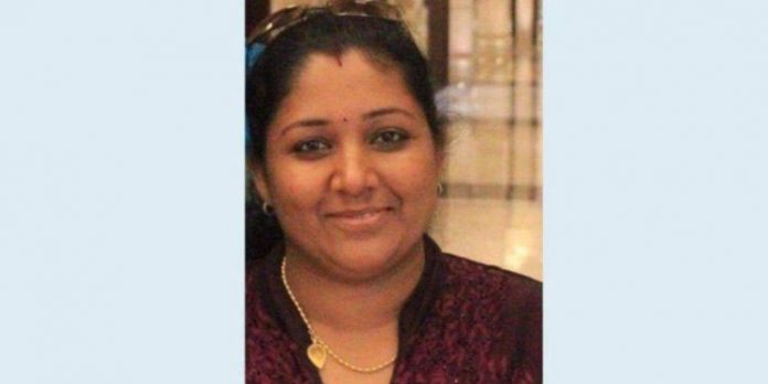 കാര് പാര്ക്ക് ചെയ്യുവാന് ഭര്ത്താവിനെ സഹായിക്കുന്നതിനിടെ മലയാളി വീട്ടമ്മയ്ക്ക് ദാരുണാന്ത്യം കാര് പാര്ക്ക് ചെയ്യുവാന് ഭര്ത്താവിനെ സഹായിക്കുന്നതിനിടെ മലയാളി വീട്ടമ്മയ്ക്ക് ദാരുണാന്ത്യം
