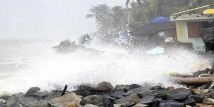 തീരപ്രദേശങ്ങളില് രൂക്ഷമായ കടലാക്രമണം തീരപ്രദേശങ്ങളില് രൂക്ഷമായ കടലാക്രമണം