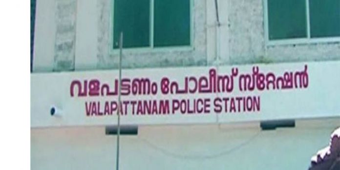 ബ്രാഞ്ച് സെക്രട്ടറിയെ പോലീസ് കസ്റ്റഡിയിലെടുത്തതോടെ പ്രതിഷേധവുമായി പാര്ട്ടി പ്രവര്ത്തകര് ബ്രാഞ്ച് സെക്രട്ടറിയെ പോലീസ് കസ്റ്റഡിയിലെടുത്തതോടെ പ്രതിഷേധവുമായി പാര്ട്ടി പ്രവര്ത്തകര്