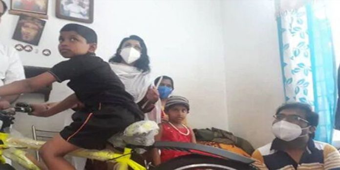 മകന്റെ സൈക്കിള് മോഷ്ടിക്കപ്പെട്ട സുനീഷിന്റെ സങ്കടം കണ്ടറിഞ്ഞ് പുതിയത് നല്കി മുഖ്യമന്ത്രി മകന്റെ സൈക്കിള് മോഷ്ടിക്കപ്പെട്ട സുനീഷിന്റെ സങ്കടം കണ്ടറിഞ്ഞ് പുതിയത് നല്കി മുഖ്യമന്ത്രി