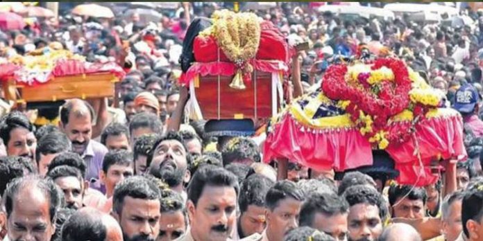 തിരുവാഭരണങ്ങള് വഹിച്ചുകൊണ്ടുള്ള ഘോഷയാത്ര പന്തളത്തുനിന്നും പുറപ്പെട്ടു തിരുവാഭരണങ്ങള് വഹിച്ചുകൊണ്ടുള്ള ഘോഷയാത്ര പന്തളത്തുനിന്നും പുറപ്പെട്ടു