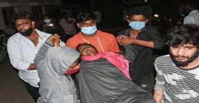 ആന്ധ്രാപ്രദേശില് വീണ്ടും അജ്ഞാതരോഗം ; നിന്ന നില്പ്പില് ആളുകള് കുഴഞ്ഞു വീഴുന്നു – കുഴഞ്ഞു വീഴുന്നവരുടെ വായില് നിന്നും നുരയും പതയും ആന്ധ്രാപ്രദേശില് വീണ്ടും അജ്ഞാതരോഗം ; നിന്ന നില്പ്പില് ആളുകള് കുഴഞ്ഞു വീഴുന്നു – കുഴഞ്ഞു വീഴുന്നവരുടെ വായില് നിന്നും നുരയും പതയും