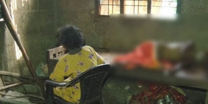 പട്ടിക്ക് മൂന്നുനേരവും ആഹാരം കൊടുത്തു ; മടിയിലിട്ടു താലോലിച്ചു വളര്ത്തിയ അച്ഛനെയും അമ്മയെയും പട്ടിണിക്ക് പൂട്ടിയിട്ടു ; അച്ഛന് മരിച്ച സംഭവത്തില് കൊലയാളി മകന് കസ്റ്റഡിയില് പട്ടിക്ക് മൂന്നുനേരവും ആഹാരം കൊടുത്തു ; മടിയിലിട്ടു താലോലിച്ചു വളര്ത്തിയ അച്ഛനെയും അമ്മയെയും പട്ടിണിക്ക് പൂട്ടിയിട്ടു ; അച്ഛന് മരിച്ച സംഭവത്തില് കൊലയാളി മകന് കസ്റ്റഡിയില്
