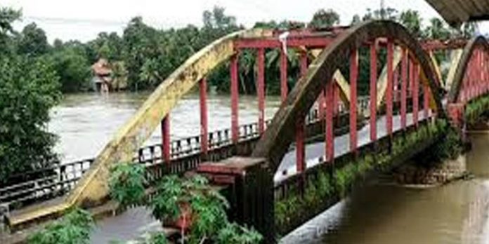 കോഴഞ്ചേരിയിലെ വലിയപാലത്തോട് ചേര്ന്നുള്ള പുതിയ പാലം ആറുമാസത്തിനുള്ളില് തുറക്കും കോഴഞ്ചേരിയിലെ വലിയപാലത്തോട് ചേര്ന്നുള്ള പുതിയ പാലം ആറുമാസത്തിനുള്ളില് തുറക്കും