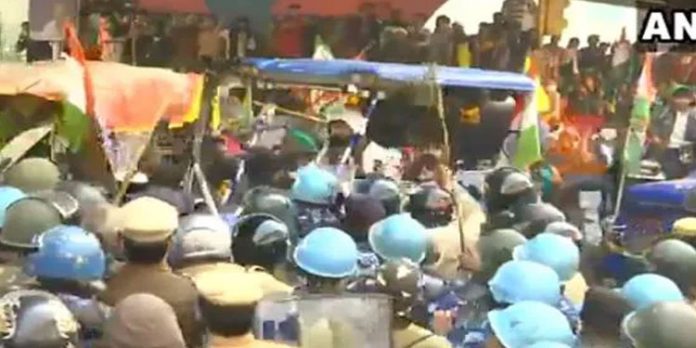രാജ്യതലസ്ഥാനം ശാന്തമാകുന്നു ;ചെങ്കോട്ടയില് തമ്ബടിച്ച കര്ഷരില് ഒരു വിഭാഗം മടങ്ങിത്തുടങ്ങി രാജ്യതലസ്ഥാനം ശാന്തമാകുന്നു ;ചെങ്കോട്ടയില് തമ്ബടിച്ച കര്ഷരില് ഒരു വിഭാഗം മടങ്ങിത്തുടങ്ങി