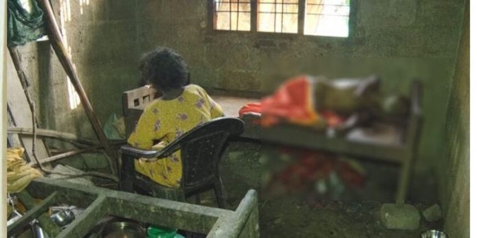 വൃദ്ധദമ്പതികളെ മകന് മാസങ്ങളോളം വീടിനുള്ളില് പൂട്ടിയിട്ടു ; അച്ഛന് പട്ടിണികിടന്ന് മരിച്ചു, അമ്മയുടെ മാനസികനില തെറ്റി വൃദ്ധദമ്പതികളെ മകന് മാസങ്ങളോളം വീടിനുള്ളില് പൂട്ടിയിട്ടു ; അച്ഛന് പട്ടിണികിടന്ന് മരിച്ചു, അമ്മയുടെ മാനസികനില തെറ്റി