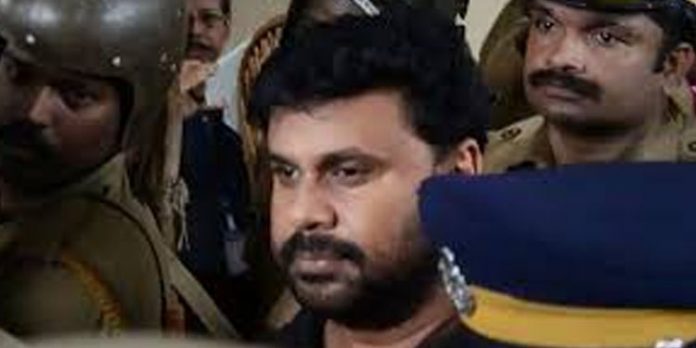 നടിയെ ആക്രമിച്ച് ദൃശ്യങ്ങള് പകര്ത്തിയ കേസില് മാപ്പുസാക്ഷി വിപിന് ലാല് കോടതിയില് ഹാജരായി നടിയെ ആക്രമിച്ച് ദൃശ്യങ്ങള് പകര്ത്തിയ കേസില് മാപ്പുസാക്ഷി വിപിന് ലാല് കോടതിയില് ഹാജരായി