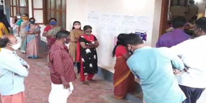സ്ഥാനാര്ഥികളുടെ മരണത്തെ തുടര്ന്ന് മാറ്റിവെച്ച ഏഴ് തദ്ദേശ സ്ഥാപനങ്ങളിലെ വാര്ഡുകളിലേക്കുള്ള തെരഞ്ഞെടുപ്പ് ഇന്ന് സ്ഥാനാര്ഥികളുടെ മരണത്തെ തുടര്ന്ന് മാറ്റിവെച്ച ഏഴ് തദ്ദേശ സ്ഥാപനങ്ങളിലെ വാര്ഡുകളിലേക്കുള്ള തെരഞ്ഞെടുപ്പ് ഇന്ന്