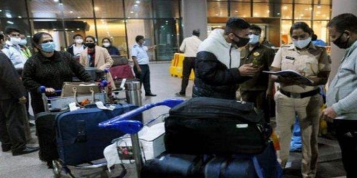 ബ്രിട്ടണില് നിന്ന് ഇന്ത്യയിലേക്ക് മടങ്ങിയെത്തിയ നൂറുകണക്കിന് പേര് തെറ്റായ വിലാസം നല്കി മുങ്ങി :അന്വേഷണം ഊര്ജിതമാക്കി ബ്രിട്ടണില് നിന്ന് ഇന്ത്യയിലേക്ക് മടങ്ങിയെത്തിയ നൂറുകണക്കിന് പേര് തെറ്റായ വിലാസം നല്കി മുങ്ങി :അന്വേഷണം ഊര്ജിതമാക്കി
