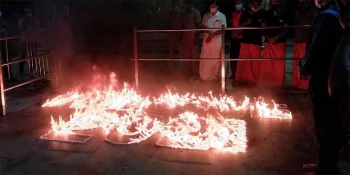 പുതുവര്ഷത്തില് അയ്യനെ വണങ്ങി ഭക്തര് ; നവവത്സരാശംസകള് നേര്ന്ന് തന്ത്രി പുതുവര്ഷത്തില് അയ്യനെ വണങ്ങി ഭക്തര് ; നവവത്സരാശംസകള് നേര്ന്ന് തന്ത്രി