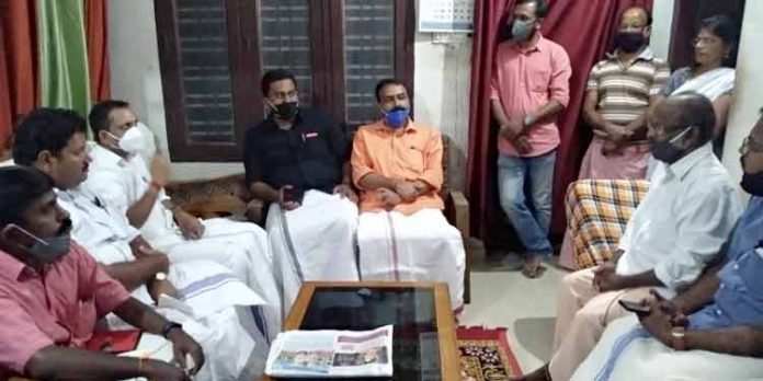 കോന്നിയില് ആത്മഹത്യ ചെയ്ത മുന് ലോക്കല് സെക്രട്ടറി ഓമനക്കുട്ടന്റെ കുടുംബത്തെ കെ.സുരേന്ദ്രൻ സന്ദർശിച്ചു കോന്നിയില് ആത്മഹത്യ ചെയ്ത മുന് ലോക്കല് സെക്രട്ടറി ഓമനക്കുട്ടന്റെ കുടുംബത്തെ കെ.സുരേന്ദ്രൻ സന്ദർശിച്ചു