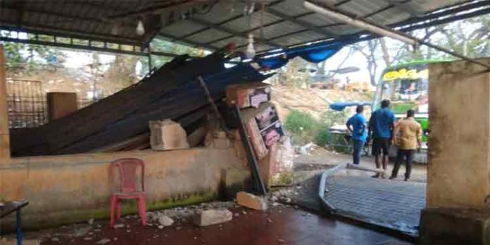 പെരുമ്പടപ്പ് മാർക്കറ്റിലേക്ക് സ്വകാര്യ ബസ് ഇടിച്ചു കയറി ; ആര്ക്കും പരിക്കില്ല പെരുമ്പടപ്പ് മാർക്കറ്റിലേക്ക് സ്വകാര്യ ബസ് ഇടിച്ചു കയറി ; ആര്ക്കും പരിക്കില്ല