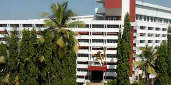 തലസ്ഥാനം കൊച്ചിയിലേക്ക് മാറ്റണമെന്ന ഹൈബി ഈഡൻ എംപിയുടെ സ്വകാര്യ ബില്ലിനെതിരെ പ്രതികരിച്ച് സിപിഎം നേതാക്കള് തലസ്ഥാനം കൊച്ചിയിലേക്ക് മാറ്റണമെന്ന ഹൈബി ഈഡൻ എംപിയുടെ സ്വകാര്യ ബില്ലിനെതിരെ പ്രതികരിച്ച് സിപിഎം നേതാക്കള്