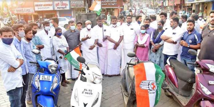 ഇന്ധന വിലവർദ്ധവിനെതിരെ യൂത്ത് കോൺഗ്രസിന്റെ ചക്ര സ്തംഭന പ്രതിഷേധം നടന്നു ഇന്ധന വിലവർദ്ധവിനെതിരെ യൂത്ത് കോൺഗ്രസിന്റെ ചക്ര സ്തംഭന പ്രതിഷേധം നടന്നു