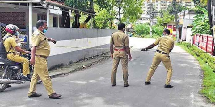 കൊവിഡ് പ്രോട്ടോക്കോള് ലംഘനത്തില് എറണാകുളം ജില്ല മുന്പില് കൊവിഡ് പ്രോട്ടോക്കോള് ലംഘനത്തില് എറണാകുളം ജില്ല മുന്പില്