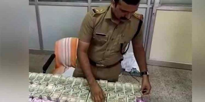 വ്യാജമദ്യം പിടിക്കാനിറങ്ങിയ എക്സൈസ് കണ്ടത് കണക്കില്പ്പെടാത്ത പണം ; പിടിച്ചെടുത്തത് ഒന്നരക്കോടി വ്യാജമദ്യം പിടിക്കാനിറങ്ങിയ എക്സൈസ് കണ്ടത് കണക്കില്പ്പെടാത്ത പണം ; പിടിച്ചെടുത്തത് ഒന്നരക്കോടി