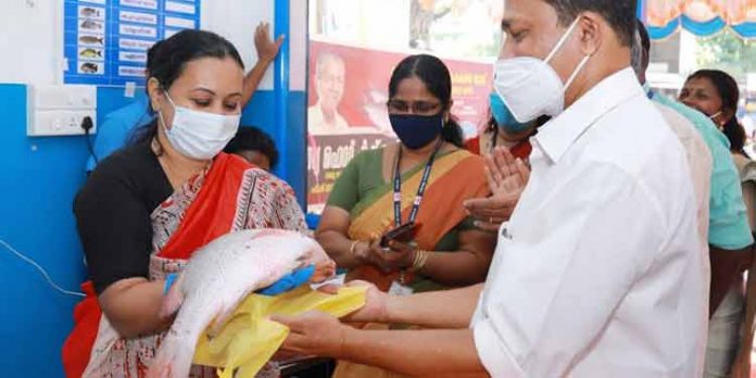 മായമില്ലാത്ത മത്സ്യവുമായി ഇലവുംതിട്ടയിലും ഓമല്ലൂരിലും മത്സ്യഫെഡ് ഫിഷ് മാര്ട്ട് ആരംഭിച്ചു മായമില്ലാത്ത മത്സ്യവുമായി ഇലവുംതിട്ടയിലും ഓമല്ലൂരിലും മത്സ്യഫെഡ് ഫിഷ് മാര്ട്ട് ആരംഭിച്ചു